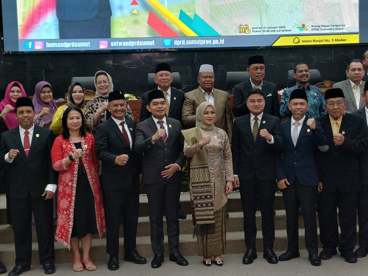 DIABADIKAN: Erni Ariyanti Sitorus diabadikan bersama anggota DPRD Sumut usai  dilantik sebagai Ketua DPRD Sumatera Utara periode&nbsp;2024-2029.