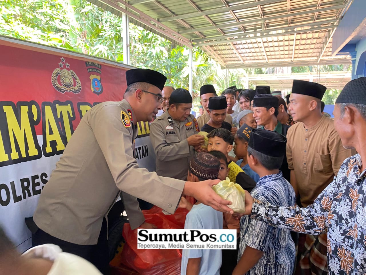 JUMAT BERKAH: Kapolres Labuhanbatu Selatan, AKBP Arfin Fachreza, S.H., S.I.K., M.H membagikan nasi kepada para jamaah pada kegiatan Jumat Berkah. KHairudi/Sumut&nbsp;Pos