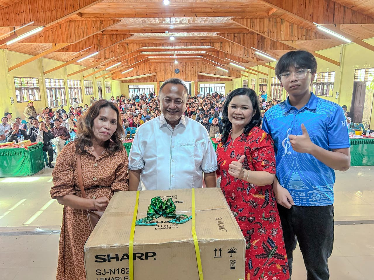 HADIAH: Ketua DPC Gerindra Humbahas, Dr. Hendri Tumbur Simamora (tengah) didampingi istri Astilda Sinabutar (pertama kanan), dan anaknya (kedua kanan) menyerahkan hadiah door prize kepada pemenang.