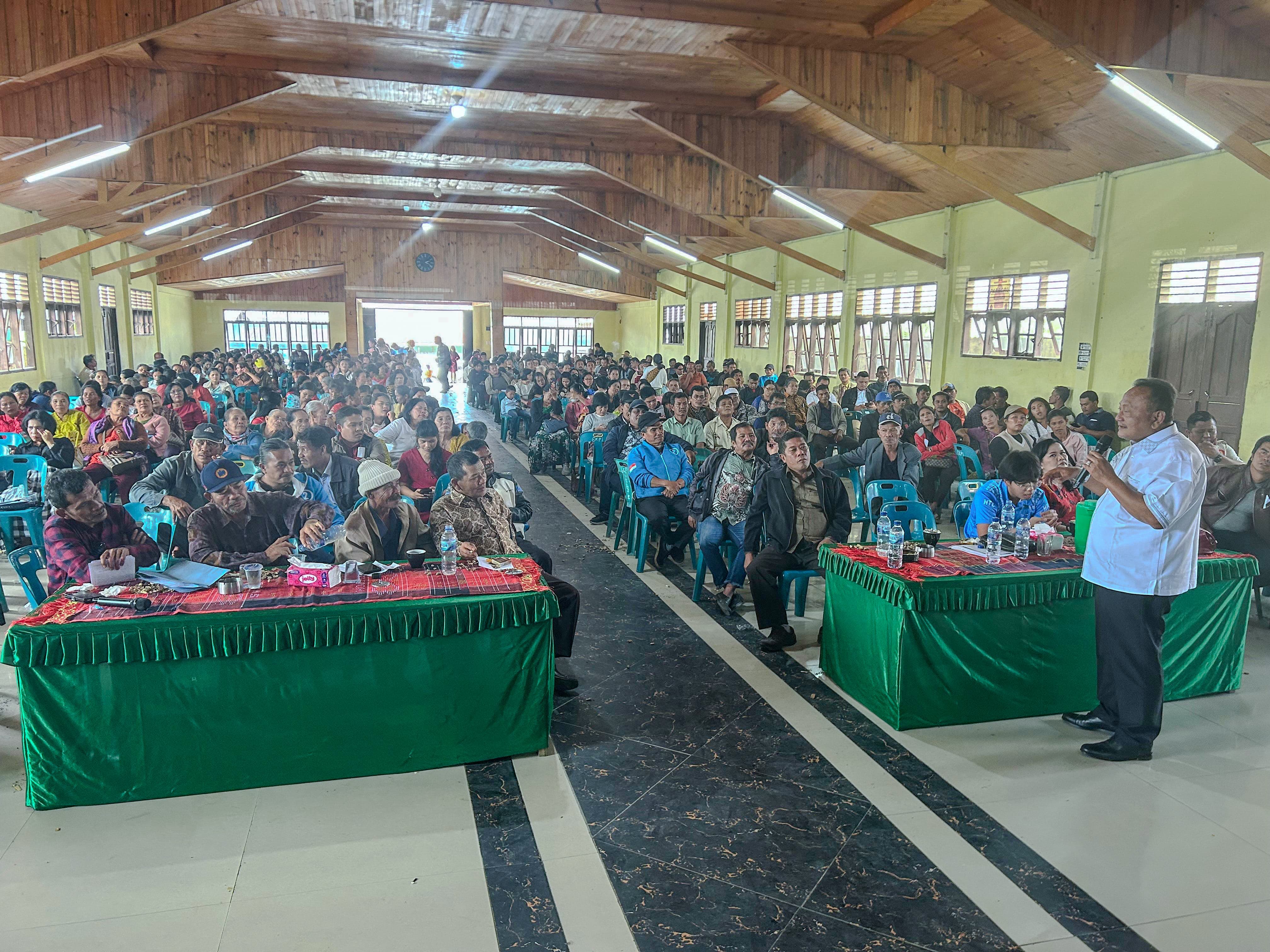 KAWAL: Ketua DPC Gerindra Humbahas, Dr. Hendri Tumbur Simamora, berbicara di hadapan keluarga besar Holong do Ondolan dan masyarakat terkait komitmen Gerindra untuk mengawal kepentingan masyarakat.
