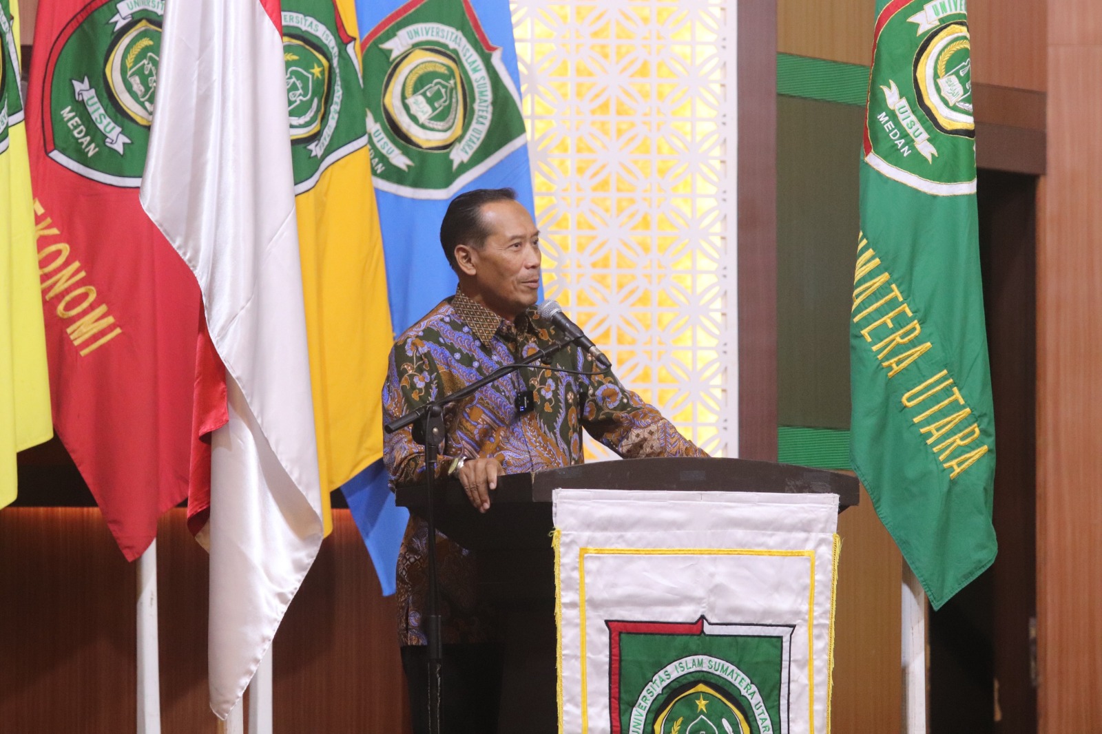 HADIRI: Wamendikti Prof. Dr. Fauzan, M.Pd saat memberikan pidatonya pada  wisuda UISU di Gedung Selecta Medan, Sabtu (1/2).(ISTIMEWA/SUMUT POS)