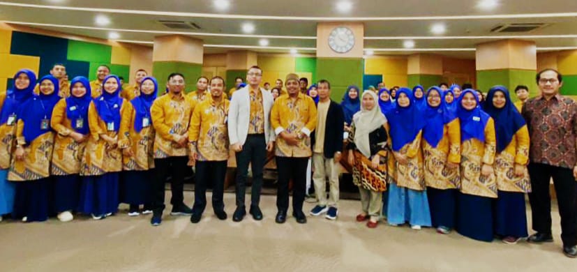 FEBI UIN: Dekan FEBI UIN Sumatera Utara Prof Dr H Muhammad Syukri Albani Nasution MA (8 kanan) beserta dosen. (ISTIMEWA)