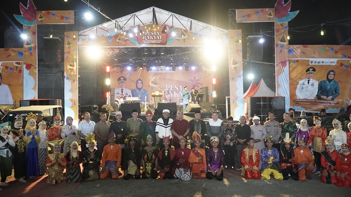 BERSAMA: Bupati-Wakil Bupati Batubara terpilih, Baharuddin Siagian-Syafrizal bersama tokoh masyarakat dan para Ketua 13 etnis yang berdomisili di Kota Indrapura, saat digelar Pekan Seni Dan Budaya.