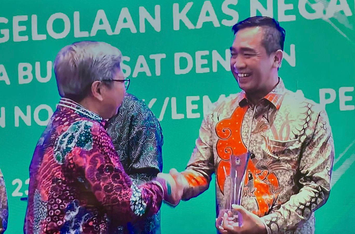 PENGHARGAAN: Direktur Bank Muamalat Karno (kanan) menerima penghargaan Mitra Treasury Terbaik Kementerian Keuangan.