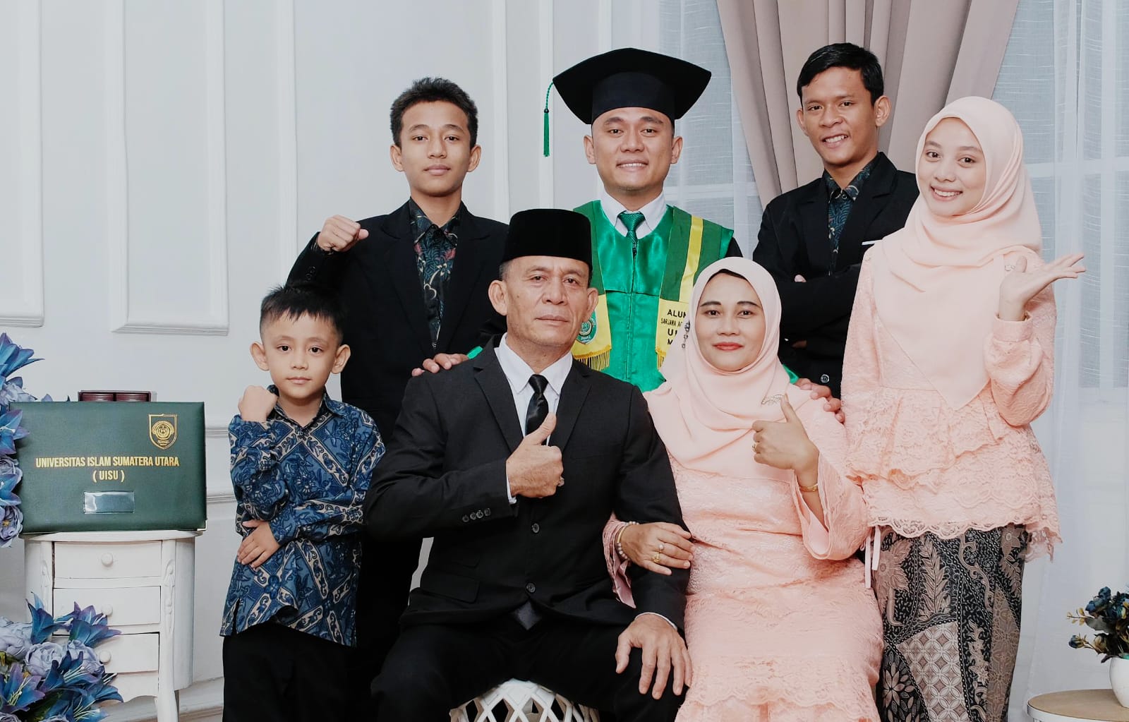 KELUARGA: Fahmi Huseini Lubis bersama keluarga. (ISTIMEWA)