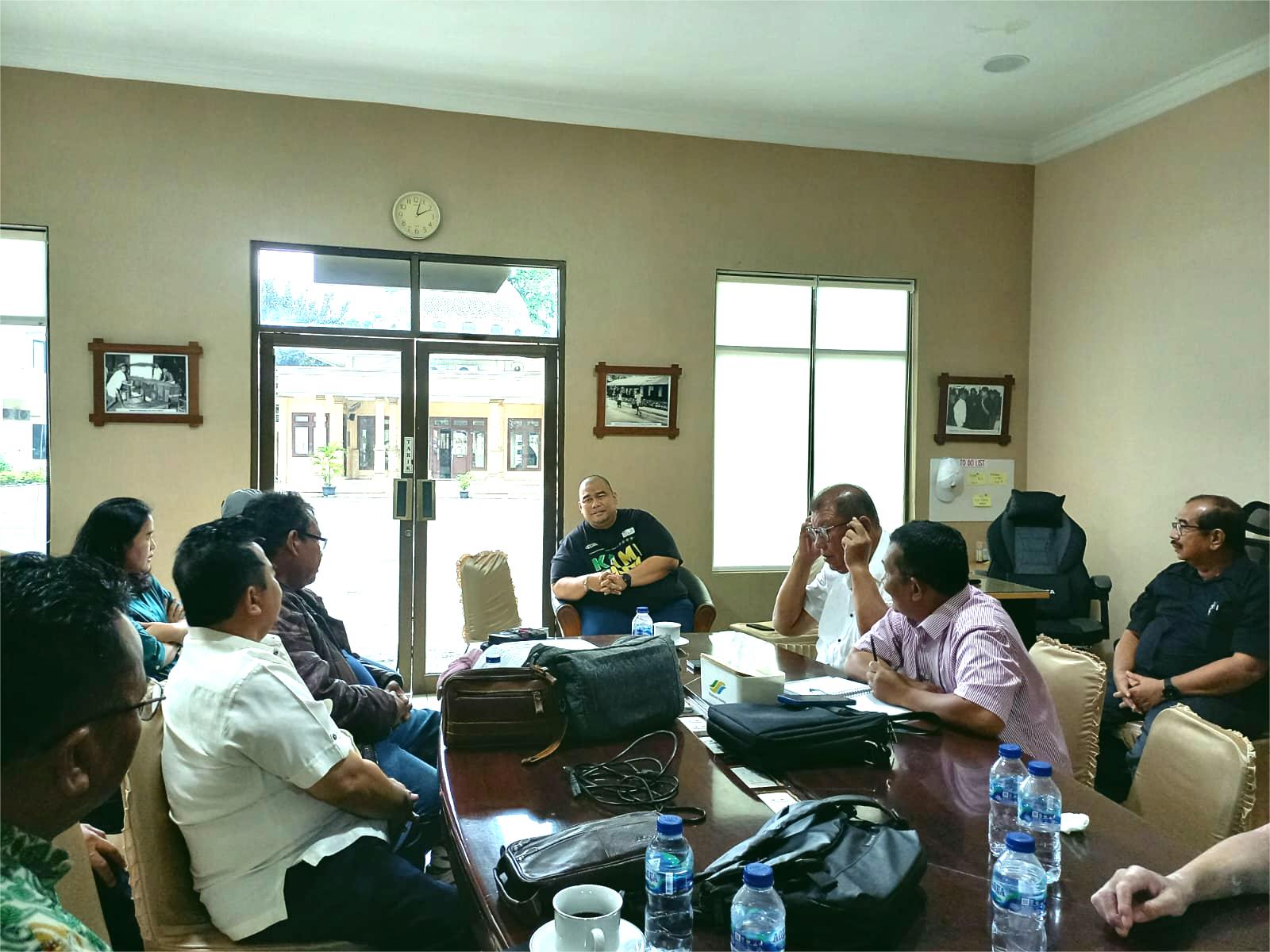 DISKUSI: Suparman selaku Ketua Asosiasi Pemerintahan Desa Seluruh Indonesia (APDESI) Sumatera Utara diskusi yang diprakarsai oleh Media Corporate PTPN IV Regional I