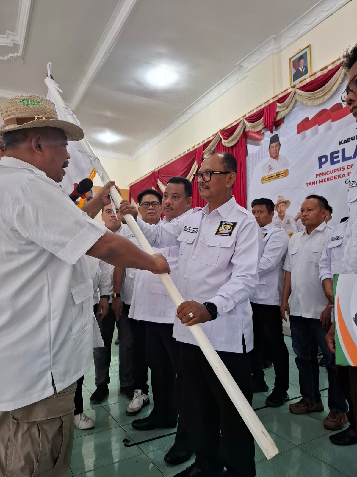 SERAHKAN: Ketua TMI Sumut, Muhammad Husni menyerahkan bendera TMI kepada Ketua TMI Simalungun, Zoni Waldy pada Minggu (2/2/25). ISTIMEWA/SUMUT POS