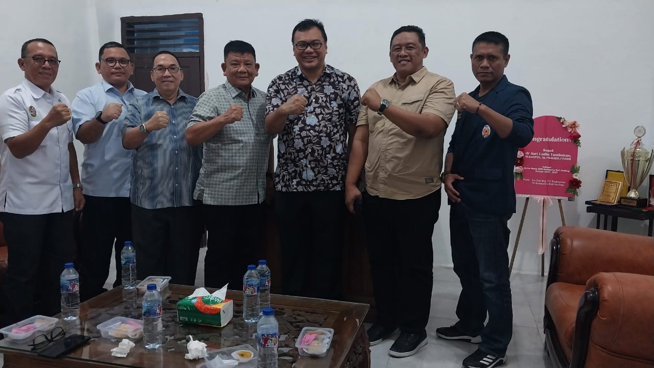 Ketua Umum KONI Deliserdang, dr H Asri Ludin Tambunan saat menerima kunjungan Kolonel (Purn) Hatunggal Siregar di Kantor KONI Deliserdang,&nbsp;Senin&nbsp;(3/2/25).