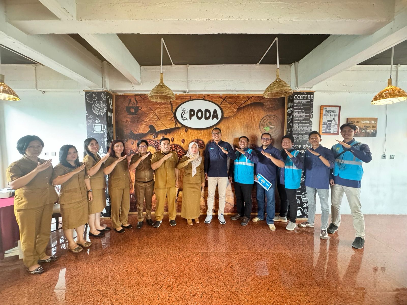 Sesi foto bersama antara PLN UP3 Bukit barisan dan Pemkab Dairi dalam rangka sosialisasi tarif diskon listrik 50%.
