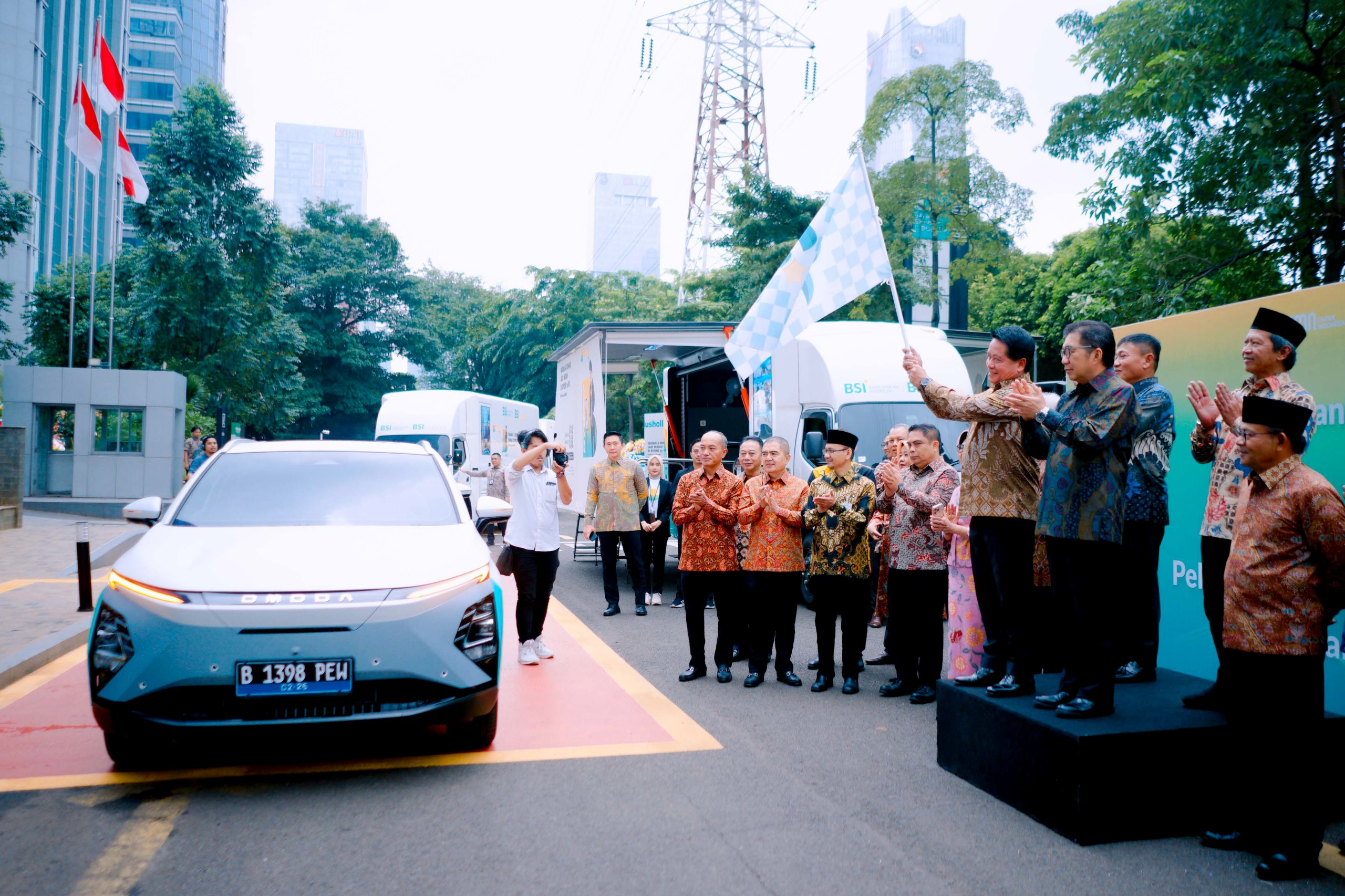 LEPAS: Direktur Utama BSI Hery Gunardi (kiri) bersama Komisaris Utama BSI Muliaman D Hadad (kanan)  melepas secara simbolik mobil listrik dan mobil musala untuk mendukung astacita pemerintah melalui p