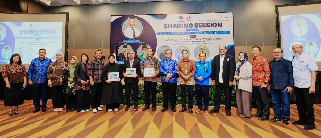 CENDERA MATA: Wamen Dikti Saintek, ketua umum Aptisi Pusat/ketua pembina Apperti Pusat dan rektor UISU menerima cendera mata pada sharing session di Hotel Santika Premiere Medan, Sabtu (1/2). (ISTIMEW