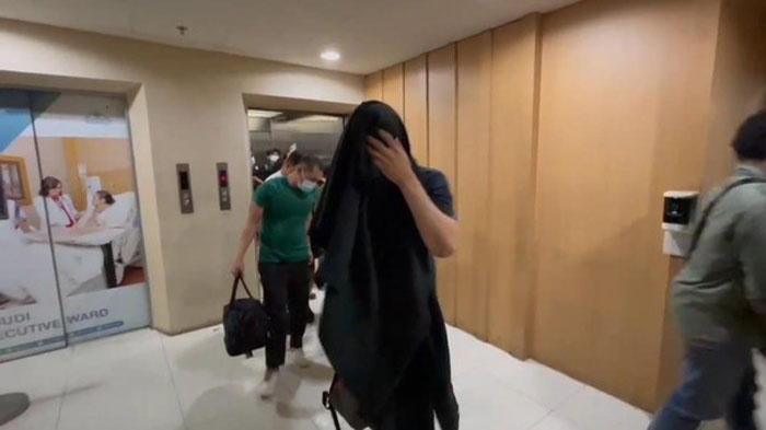 SEKS: Peserta pesta seks kaum gay di Jakarta tampak menutupi wajahnya saat digrebek polisi pada Sabtu (1/2/2025).
