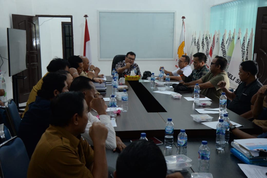 Ketum KONI Deliserdang, dr H Asri Ludin Tambunan memimoin rapat di Kantor KONI Komplek Stadion Baharoeddin Siregar, Lubukpakam, Senin (3/2/25).