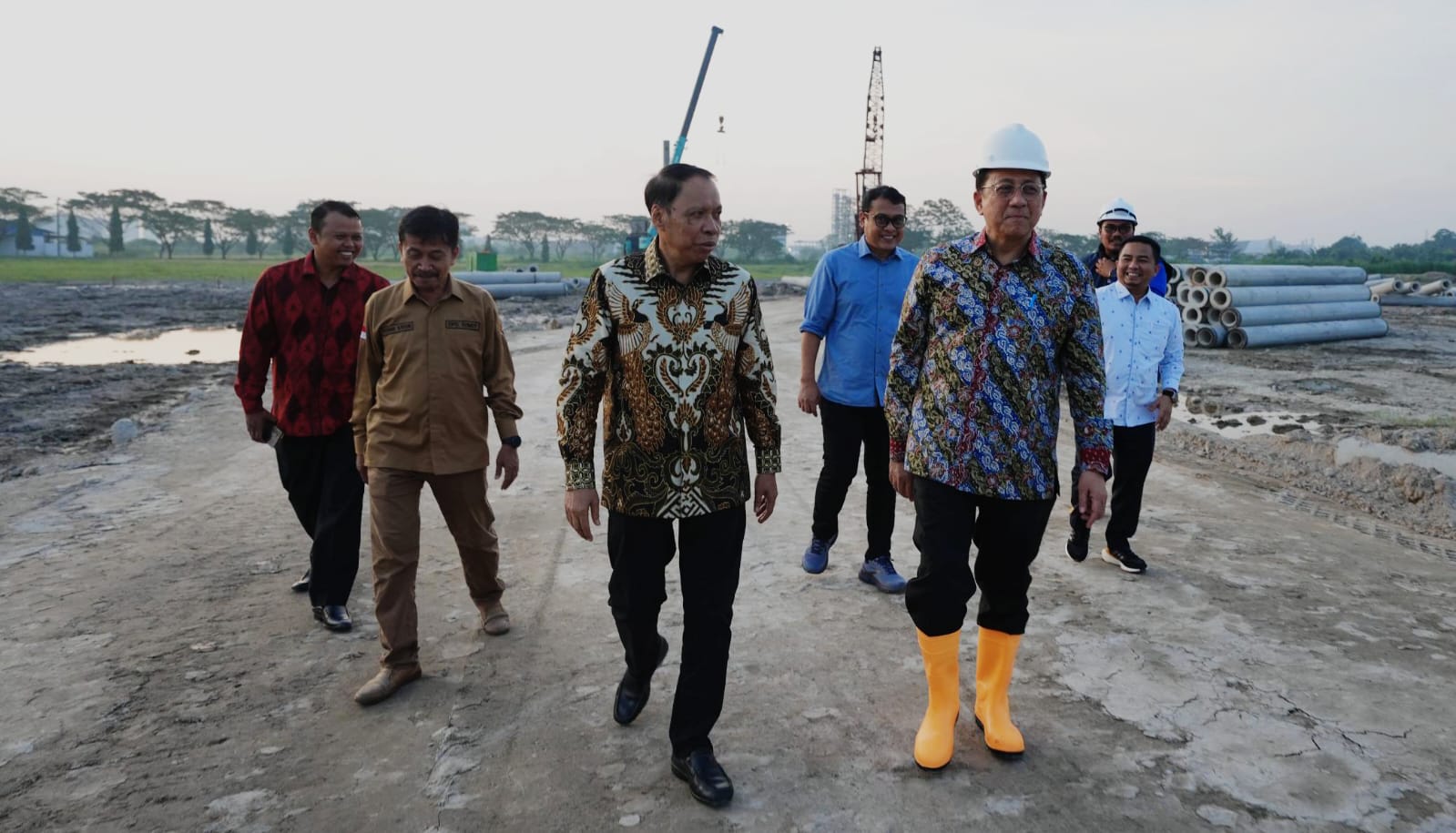 [16.39, 4/2/2025] Johan Mx: KAMPUS TERPADU: H Irman Gusman SE MBA (kanan) didamping rektor meninjau pembangunan kampus terpadu UMSU. (ISTIMEWA) [16.46, 4/2/2025] Johan Mx: