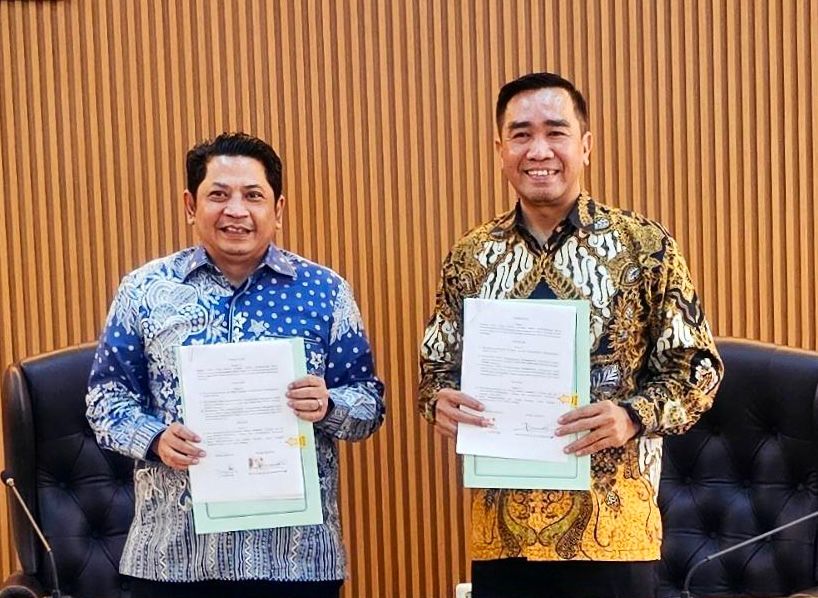 BERSAMA: Sekretaris Jenderal Kementerian Agama Republik Indonesia Muhammad Ali Ramdani (kiri) berfoto bersama Direktur Bank Muamalat Karno (kanan).