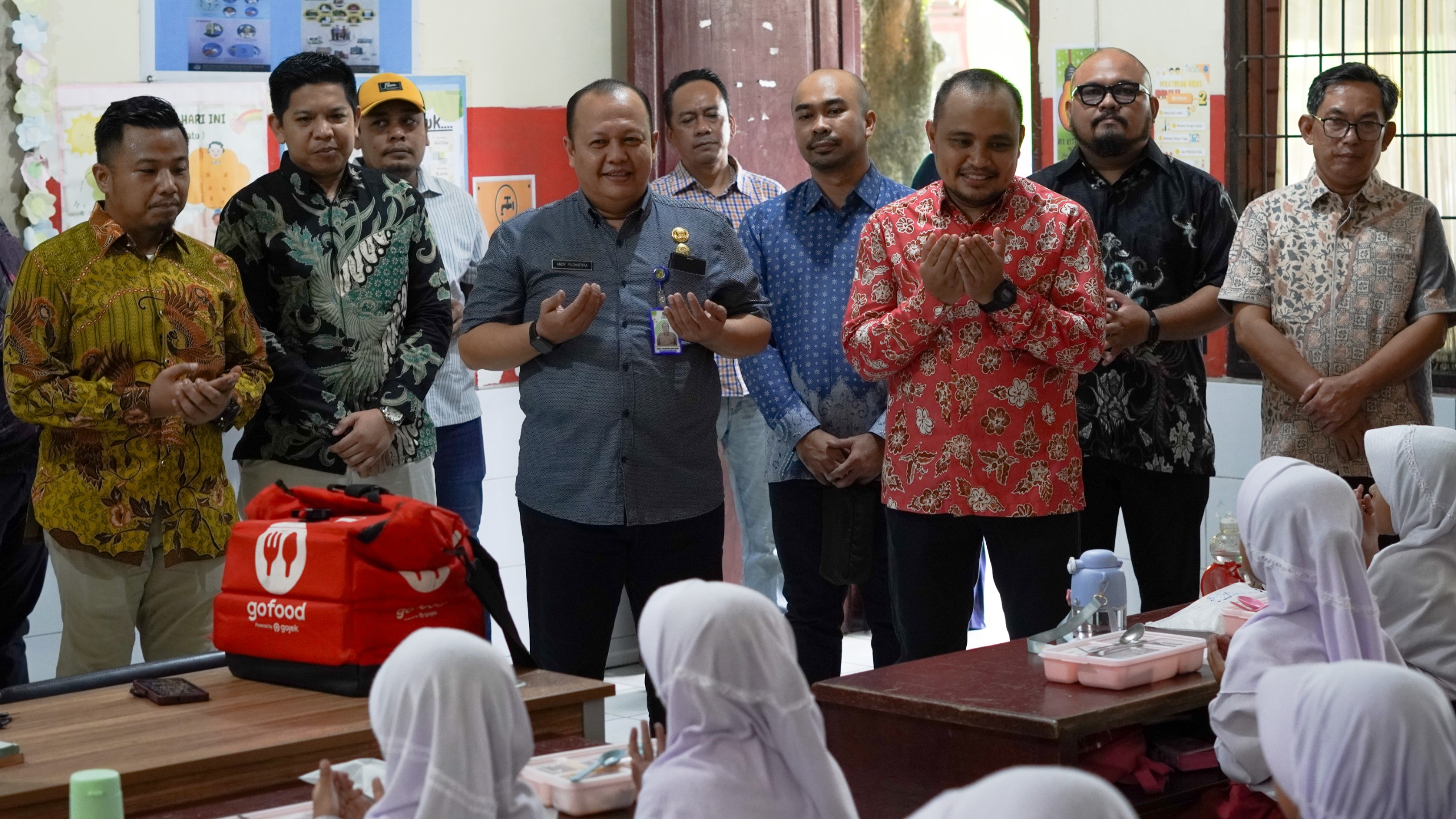 Sekretaris Dinas Pendidikan dan Kebudayaan Kota Medan, Andy Yudhistira, S.Pd., M.Pd (tengah) didampingi Mohammad Khomeiny (ketiga kiri) bersama jajaran muspida, muspika dan perangkat sekolah
