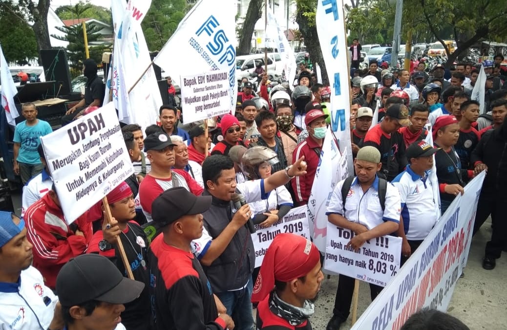 AKSI: FSPMI Sumut saat melakukan aksi di Medan, beberapa waktu lalu.  Sumut Pos/Dokumen Pribadi