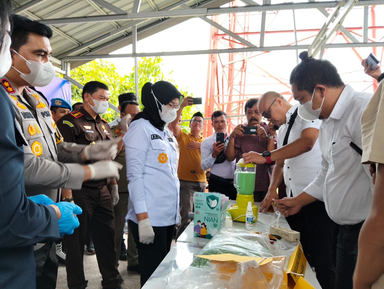 PENGUJIAN: Kapolres Batubara AKBP Taufiq Hidayat Thayeb bersama Kasubbid Narkoba Labfor Polda Sumut AKBP Debora , Kepala BNNK Batubara AKBP Arnis Syafni Yanti dan Kajari Batubara Dicky Octavia