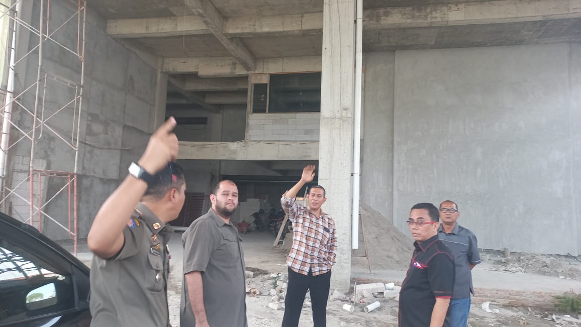 SIDAK: Ketua Komisi IV Paul Mei Anton Simanjuntak SH, didampinggi Anggota Komisi seperti El Barino Shah dan Antonius Devolis Tumanggor saat melakukan inpeksi mendadak  ke bangunan sekolah