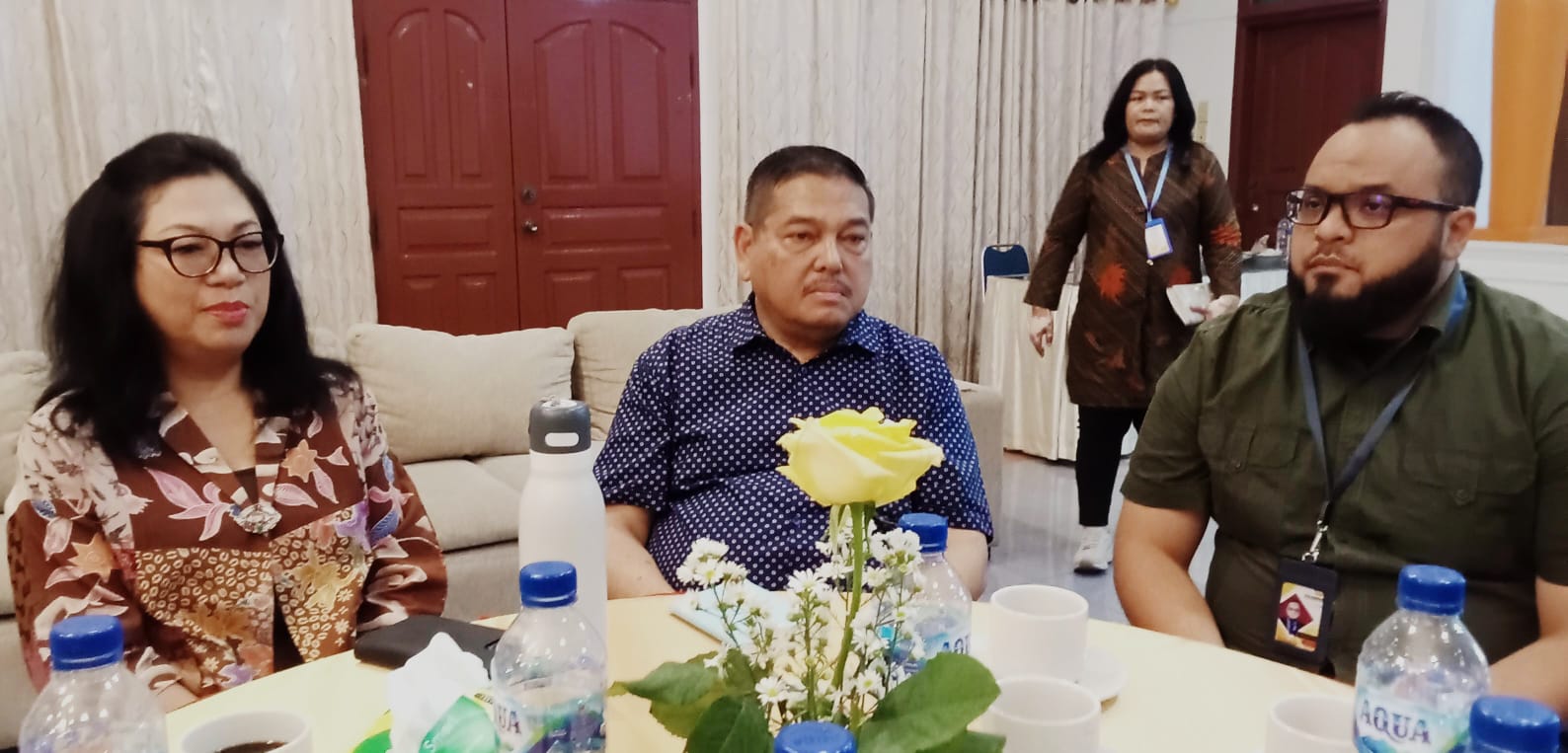 USM INDONESIA: Prof Dr Ivan Elisabeth Purba MKes (kiri) bersama Dr Parlindungan Purba MM dan Dr Adv Sherhan Muthe MH di kampus USM Indonesia, Rabu (5/2). (DEDDI MULIA PURBA/SUMUT POS)