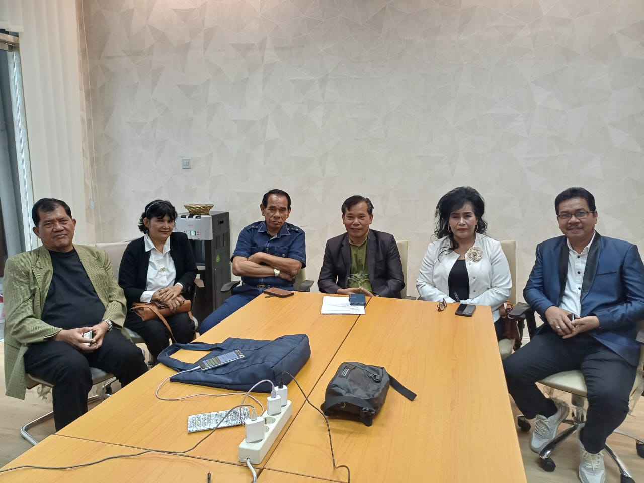 Foto (Markus Pasaribu/Sumut Pos) : SILATURAHIM: Pengurus Panitia Percepatan Provinsi Tapanuli Utara singgah di ruang wartawan DPRD Sumut,  usai bersilaturahim dengan Ketua DPRD Sumut, Jalan Imam Bonjo