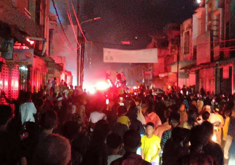 TERBAKAR: Warga berkerumun menyaksikan  bangunan ruko dilahap api di  Jalan Rakyat, Simpang Lorong Bunga, Ling. II, Kel. Tanjung Tiram, Kec. Tanjung Tiram, Batubara, Rabu(5/2/2025).