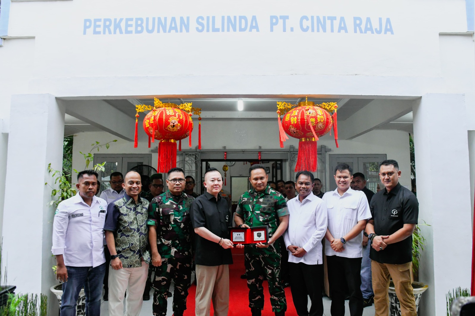 BERSAMA: Pangdam 1/BB, Mayjen TNI Rio Firdianto yang bersama Bupati Sergai Darma Wijaya dan Wabup Sergai H.Adlin Tambunan beserta jajaran PT Perkebunan Cinta Raja ,Alex Purwanto, Camat Silinda.