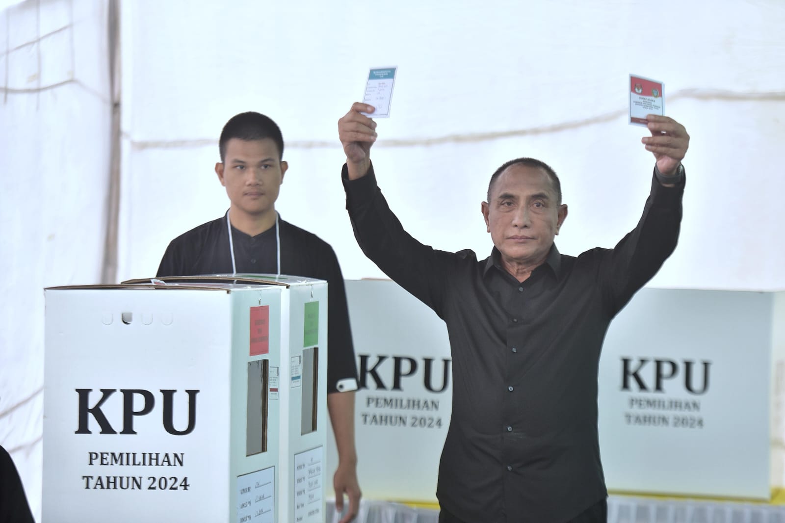 PENCOBLOSAN:Edy Rahmayadi saat melakukan pencoblosan di TPS pada Pilkada 27 November lalu. (DOK/SUMUT POS)