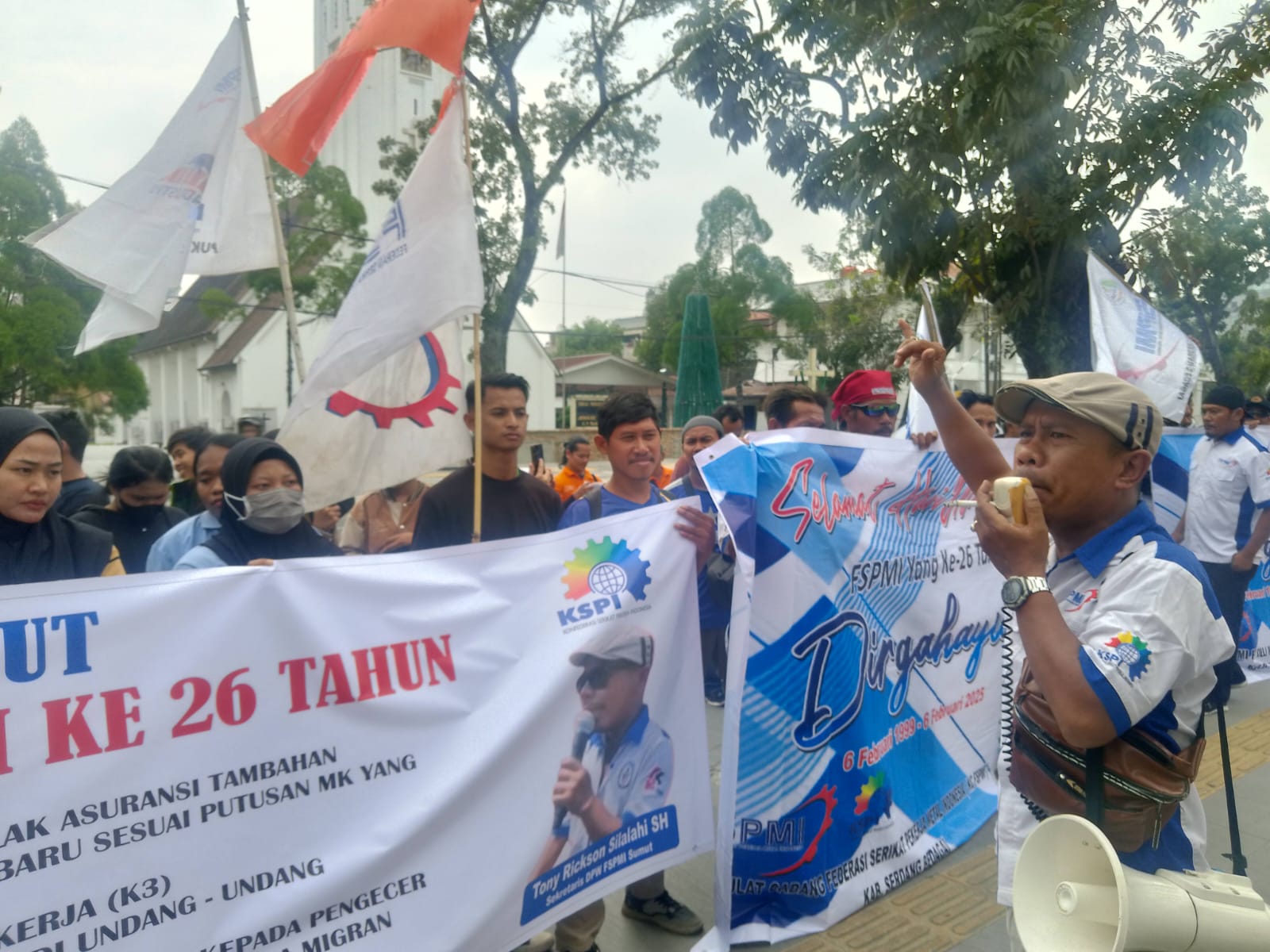 AKSI: Puluhan masma yang tergabung dalam Federasi Serikat Pekerja Metal Indonesia (FSPMI) melakukan aksi di depan Kantor Gubernur Sumatera Utara, Jalan Pangeran Diponegoro, Medan, Kamis (7/2/2025).