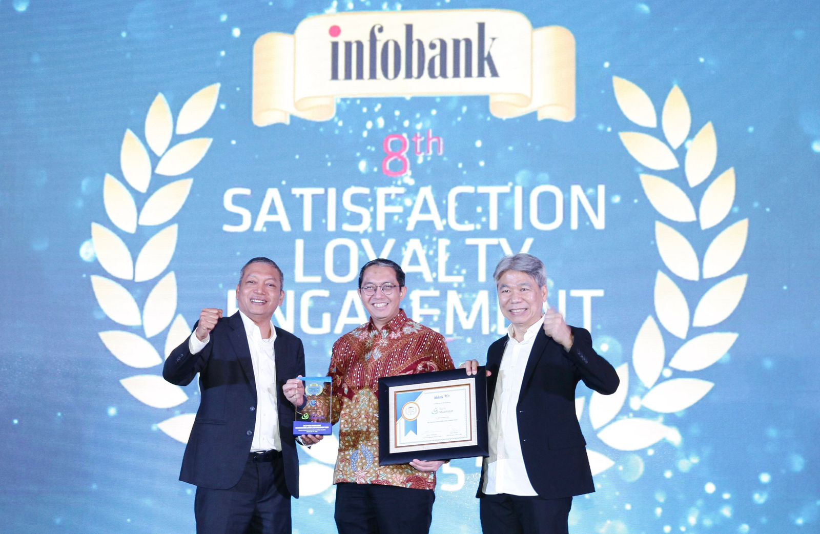 TERIMA: SEVP Operations and Financing Risk PT Bank Muamalat Indonesia Tbk Dedy Suryadi Dharmawan (tengah) berfoto bersama Chairman Infobank Media Group Eko B. Supriyanto (kiri) dan Chairman Marketing