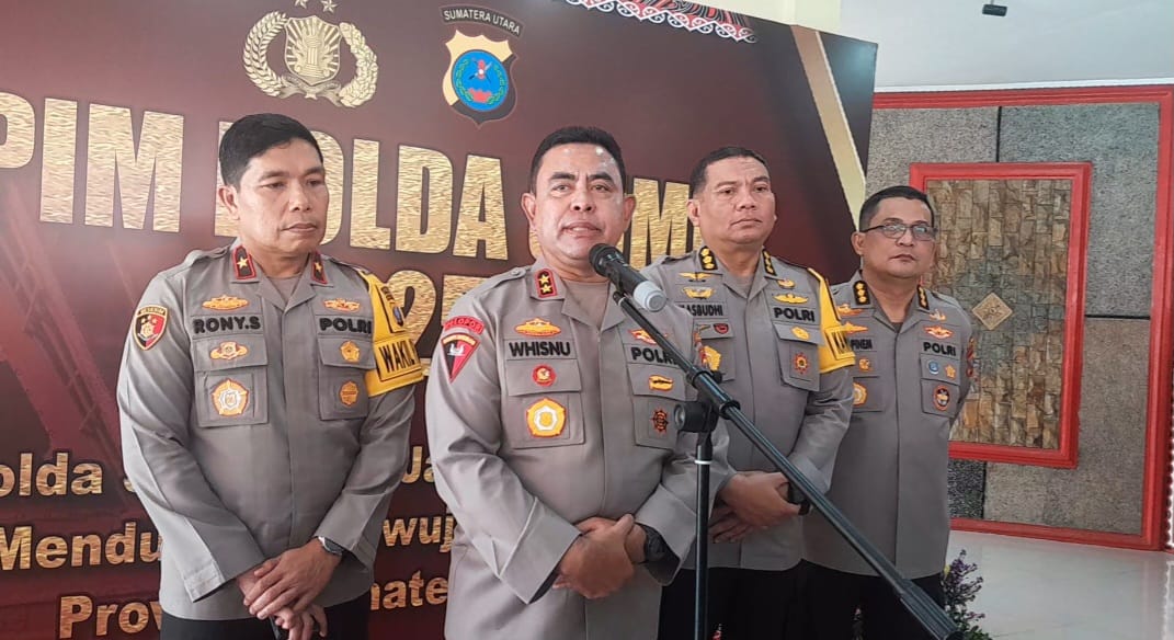 KONFERENSI PERS: Kapolda Sumut, Irjen Whisnu Hermawan Februanto saat menggelar Konferensi Pers, di depan Aula Tribrata Mapolda Sumut, Jalan Sisingamangaraja Medan, Kamis (6/2). Dewi Syahruni Lubis