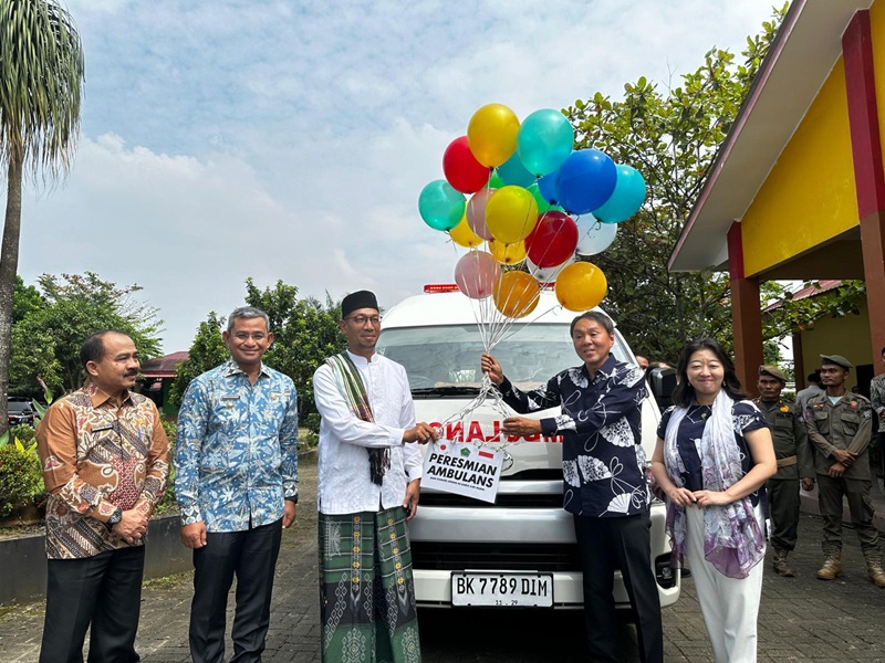 RESMIKAN: Konsul Jenderal Jepang di Medan, Dr Takonai Susumu secara resmi menghibahkan satu unit ambulance kepada Ketua Yayasan Pendidikan Islam  Haji Masri (YPIHM) Darul Ilmi Murni, Dr. H. Dedi Masri