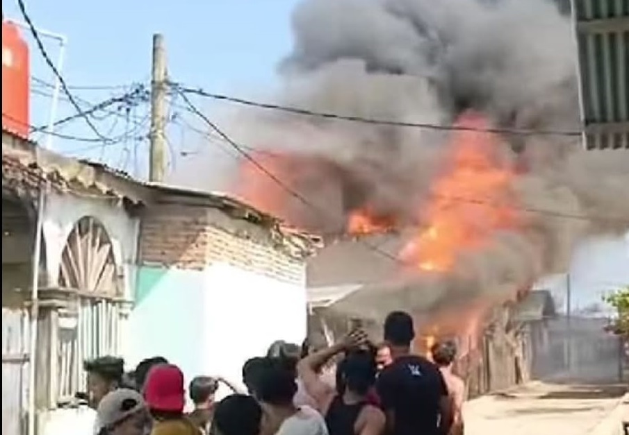 TERBAKAR: Warga berusaha melakukan pemadaman lima rumah yang dilahap api,  Kamis(6/2).Foto :/Liberti&nbsp;H&nbsp;Haloho.