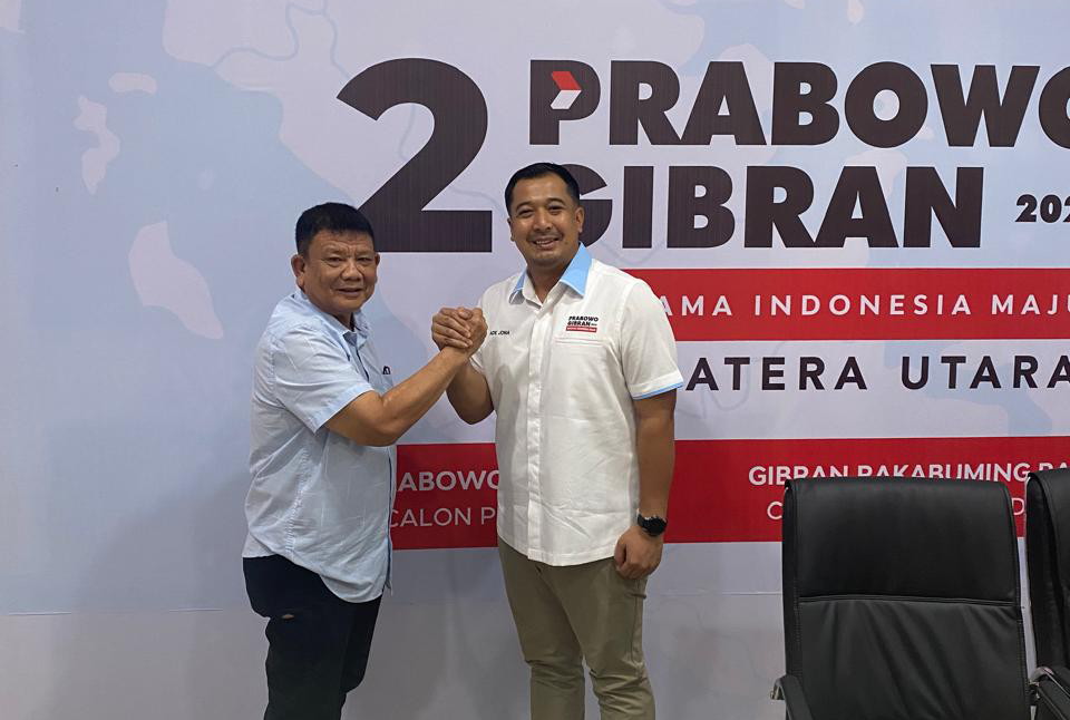 BERSAMA: Anggota DPR RI Ade Jona Prastyo bersama Kolonel (Purn) H Hatunggal Siregar. (Dok Pribadi)
