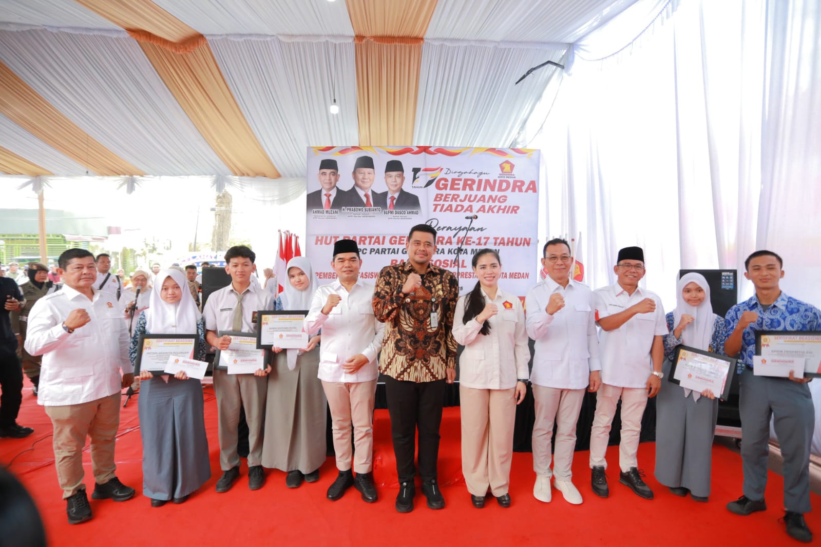DIABADIKAN: Ketua DPC Partai Gerindra Medan, H. Ihwan Ritonga dan Wali Kota Medan, Bobby Afif Nasution diabadikan bersama siswa berprestasi pada peringatan HUT ke-17 Partai Gerindra. ISTIMEWA/SUMUT PO