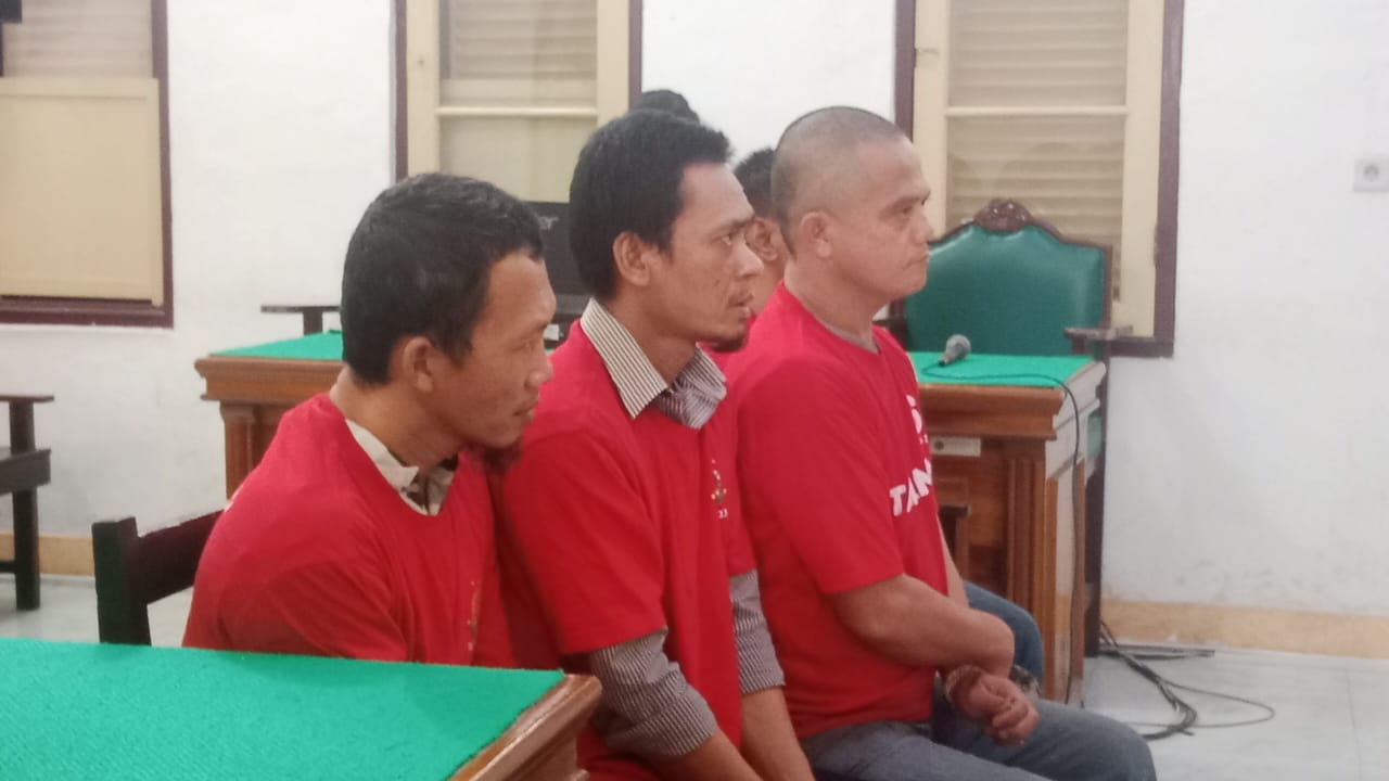 VONIS BEBAS: Kelima terdakwa kasus pencurian, menjalani sidang putusan di PN Medan, Kamis (6/2). AGUSMAN/SUMUT POS