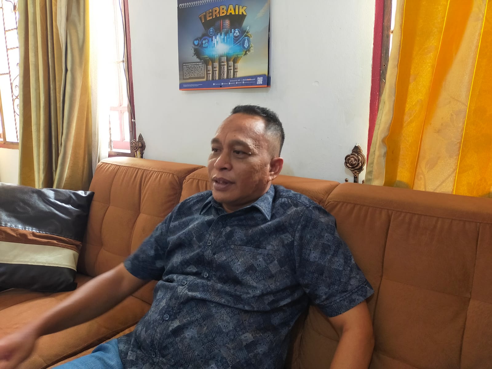 Kepala Kesbanglinmas Dairi, Yon Hendrik saat ditemui di Kantornya, Kamis (6/2/2025).RUDY SITANGGANG/SUMUT POS.