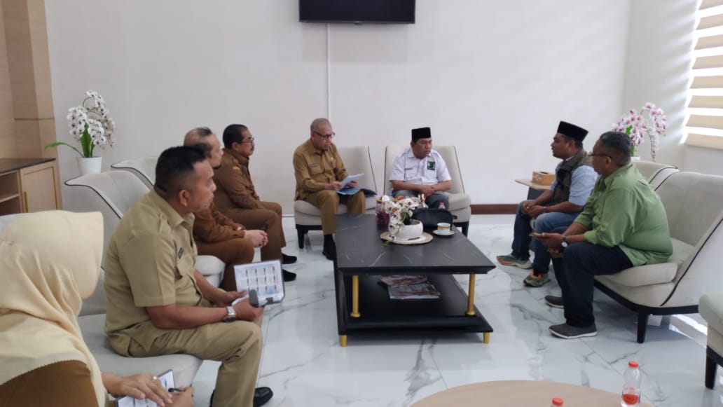 BACA LAPORAN: Pj Sekdaprovsu Ir M Armand Effendy Pohan MSi membaca laporan kegiatan Komunitas Sedekah Jumat di Kantor Gubernur Sumut.&nbsp;(ISTIMEWA)