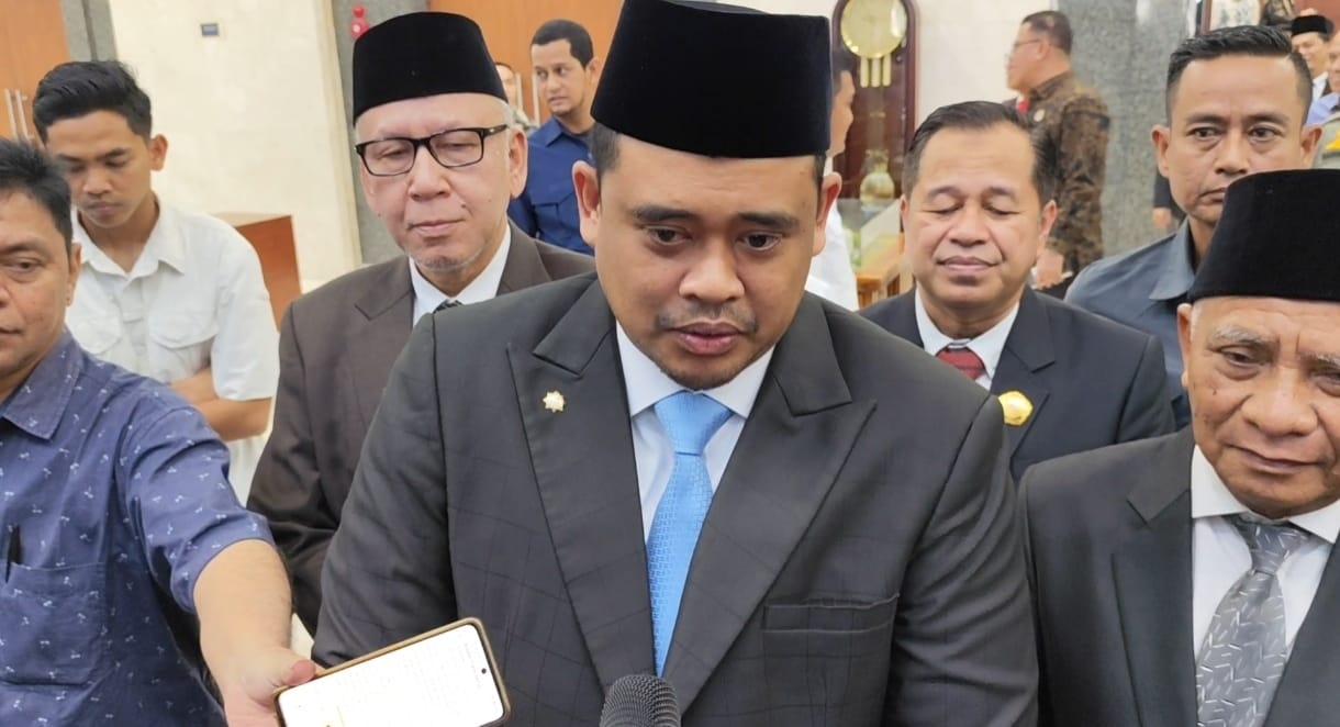 HADIRI: Gubernur dan Wakil Gubernur Sunut Terpilih M.Bobby Afif Nasution dan Surya, setelah menghadiri Rapat Paripurna DPRD Sumut dalam rangka pengumuman penetapan Gubernur dan Wakil Gubernur.
