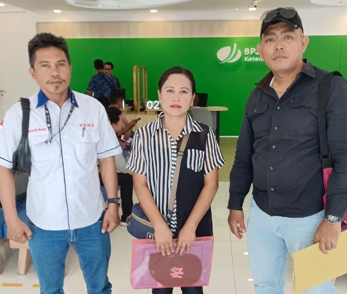 Siti Mahmudah, istri Alm Jannus M Siagian (tengah) saat mengurus klaim JKM di kantor BPJS Ketenagakerjaan, Jalan Marelan Raya, Tanah Enam Ratus,&nbsp;Medan&nbsp;Marelan.