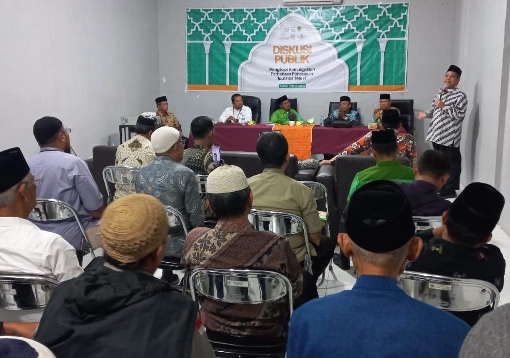 Anggota DPD RI Muhammad Nuh (berdiri, kanan) menyampaikan paparannya pada diskusi publik di Aula DPD RI, Jalan Gajah Mada Medan, Sabtu (8/2).