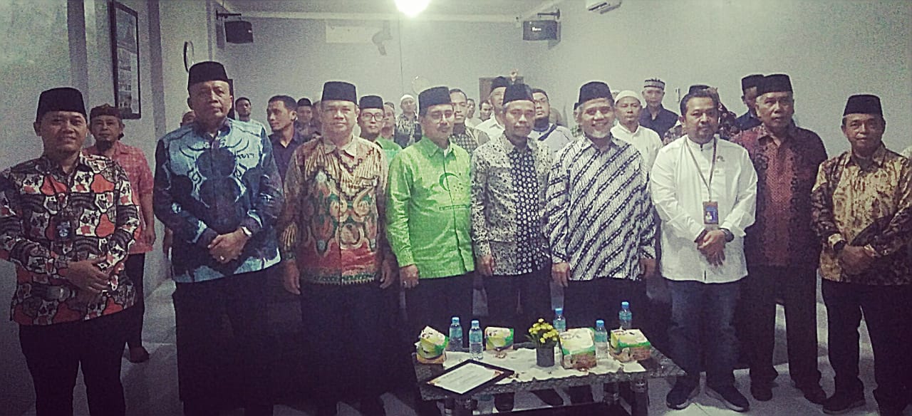 Anggota DPD RI Muhammad Nuh (4 dari kanan) foto bersama narasumber dan peserta diskusi publik di Aula DPD RI, Jalan Gajah Mada Medan, Sabtu (8/2).