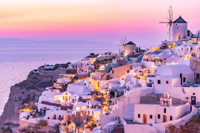 Pulau Santorini yang berada di Yunani masuk masa darurat karena ratusan gempa yang terus menguncang selama sepekan. Yunani memang dikenal sebagai negara yang rentan gempa.