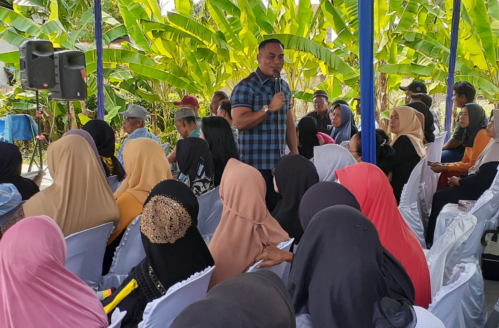 SOSIALISASI:  Saipul Bahri saat menggelar Sosialisasi ke II TA 2025 Produk Hukum Daerah Kota Medan Perda Nomor 5 Tahun 2015 tentang Penanggulangan Kemiskinan di Kecamatan Medan Labuhan, Sabtu.