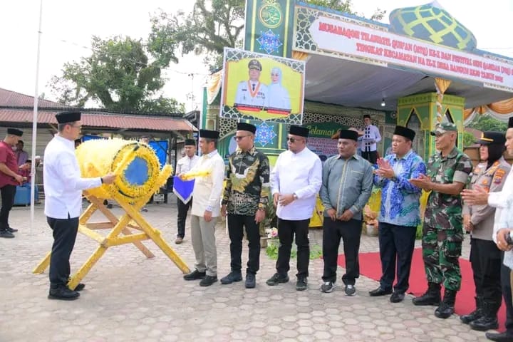 PUKUL BEDUK: Bupati Labuhanbatu Utara Hendri Yanto Sitorus dan Wakil Bupati Labuhanbatu Utara Samsul Tanjung, tanda dibukannya MTQ ke-10 dan Festival Seni Qasidah (FSQ) ke-8 tingkat Kecamatan NA IX-X.