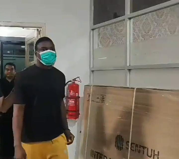 DEPORTASI: JE saat dilakukan pemeriksaan di Imigrasi Belawan. ISTIMEWA/SUMUT POS