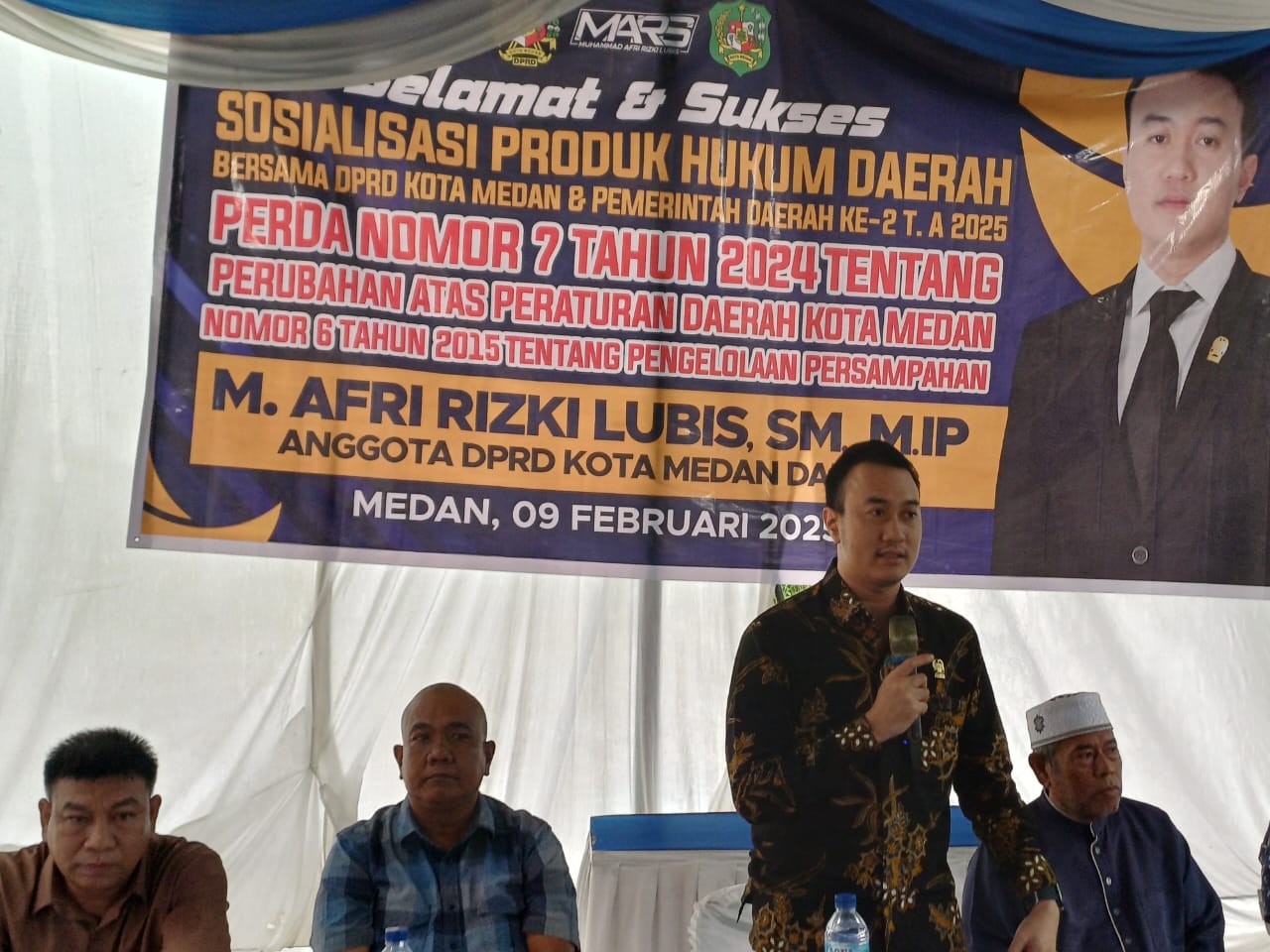 Anggota DPRD Medan, Rizki Lubis menggelar Sosialisasi Perda Kota Medan tentang Pengelolaan Persampahan di Jalan Karya Bakti, Medan Johor, Minggu (9/2/2025).((Markus Pasaribu/Sumut Pos).