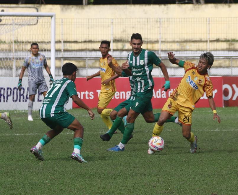 BIDIK MENANG: Para pemain PSMS tetap membidik kemenangan saat menghadapi tuan rumah Sriwijaya FC di Stadion Gelora Jakabaring, Palembang, Senin (10/2/2025). (dok PSMS)