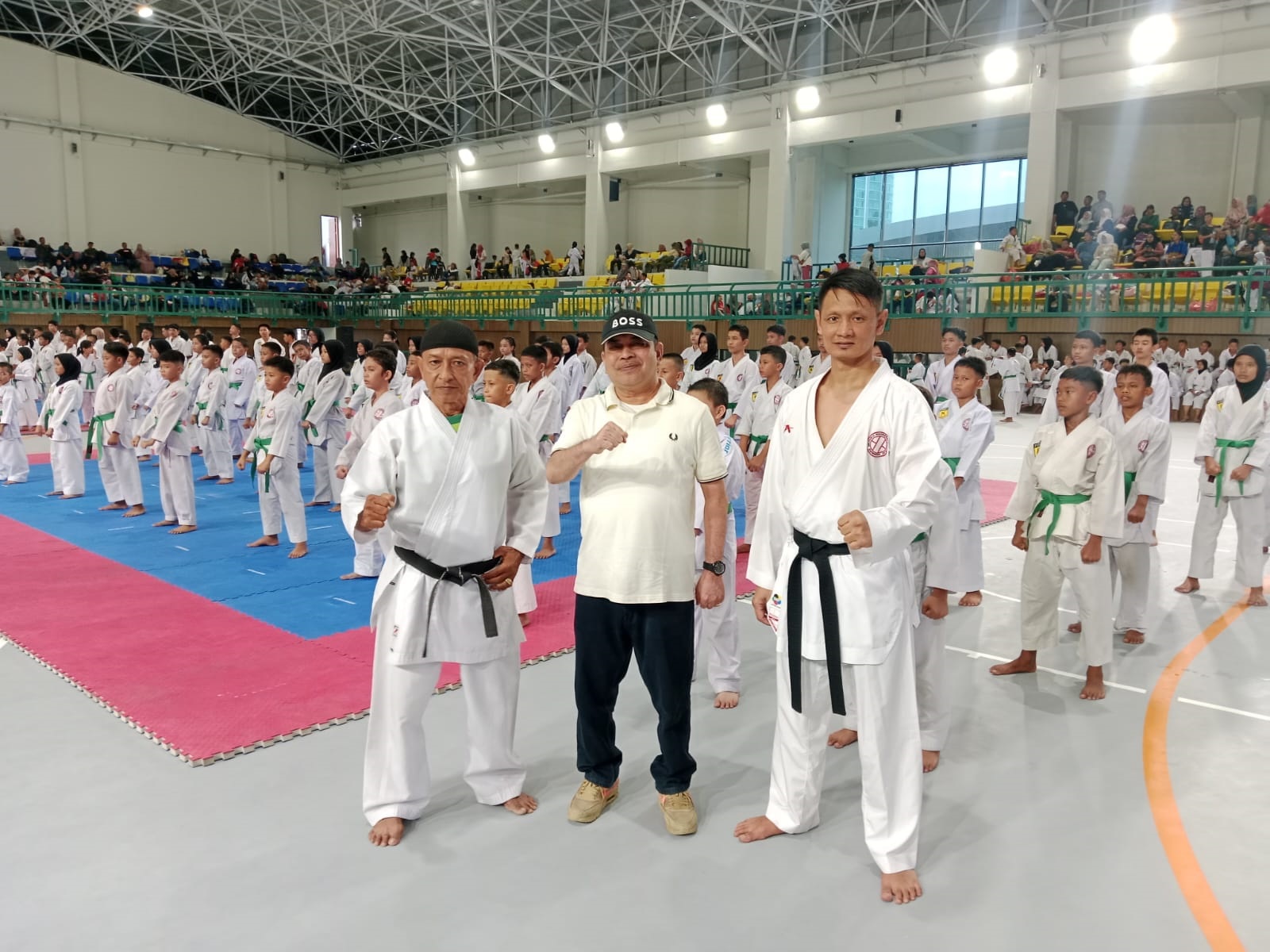 BERSAMA: Ketua Umum Pengda Perguruan Shindoka Sumut, Zulkarnain Lubis (tengah) didampingi Ketua Majelis Sabuk Hitam (MSH), Zefry Nico Budiman (kanan) dan Kabid Binpres, Sensei Naek Nasution (kiri).