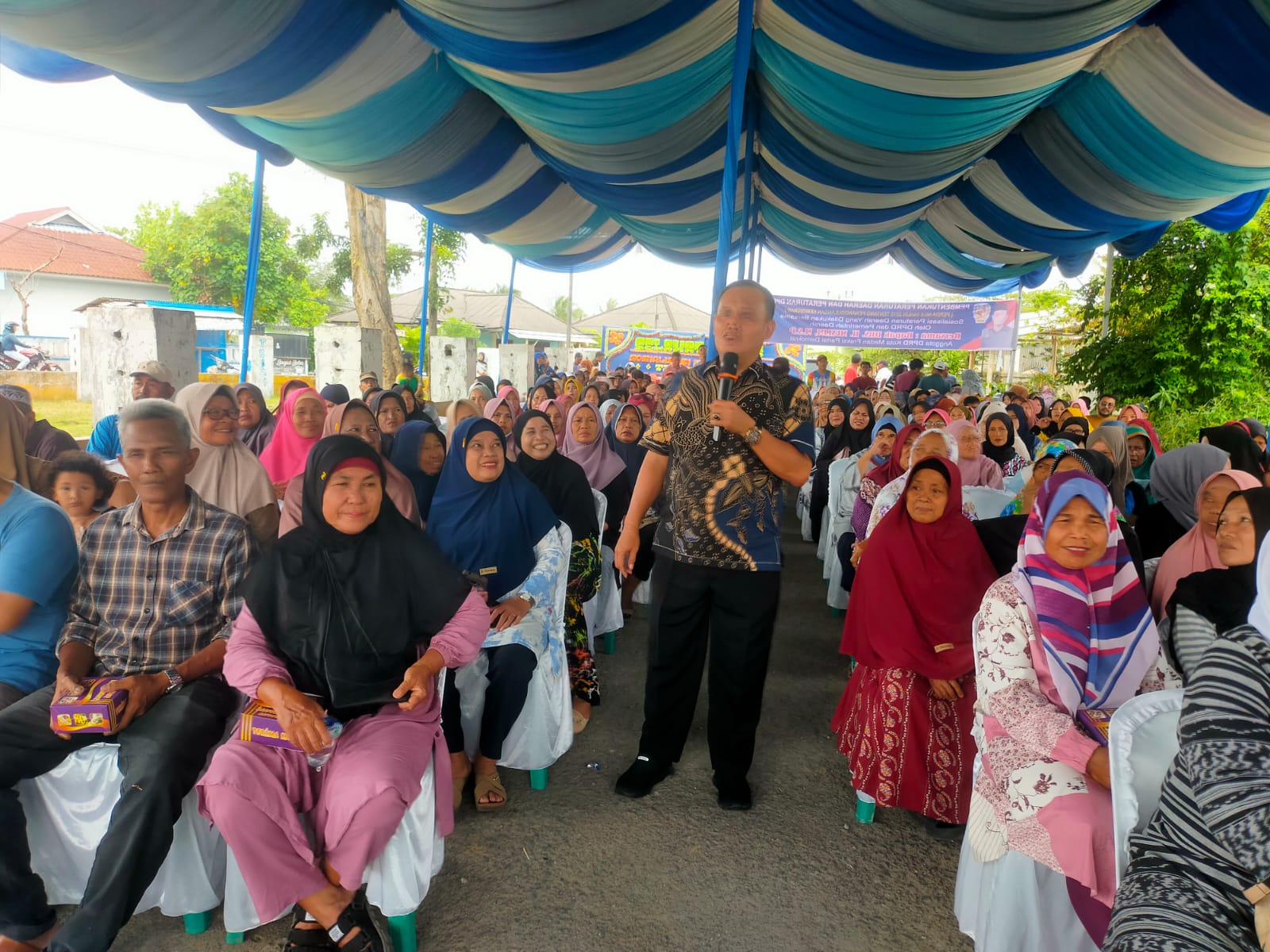 SOSIALISASI: Anggota DPRD Kota Medan Fraksi Partai Demokrat, H. Muslim MSP pada  Sosialisasi Perda Kota Medan No.5 Tahun 2015 tentang Penanggulangan Kemiskinan pada Sabtu (8/2/2025). ISTIMEWA.